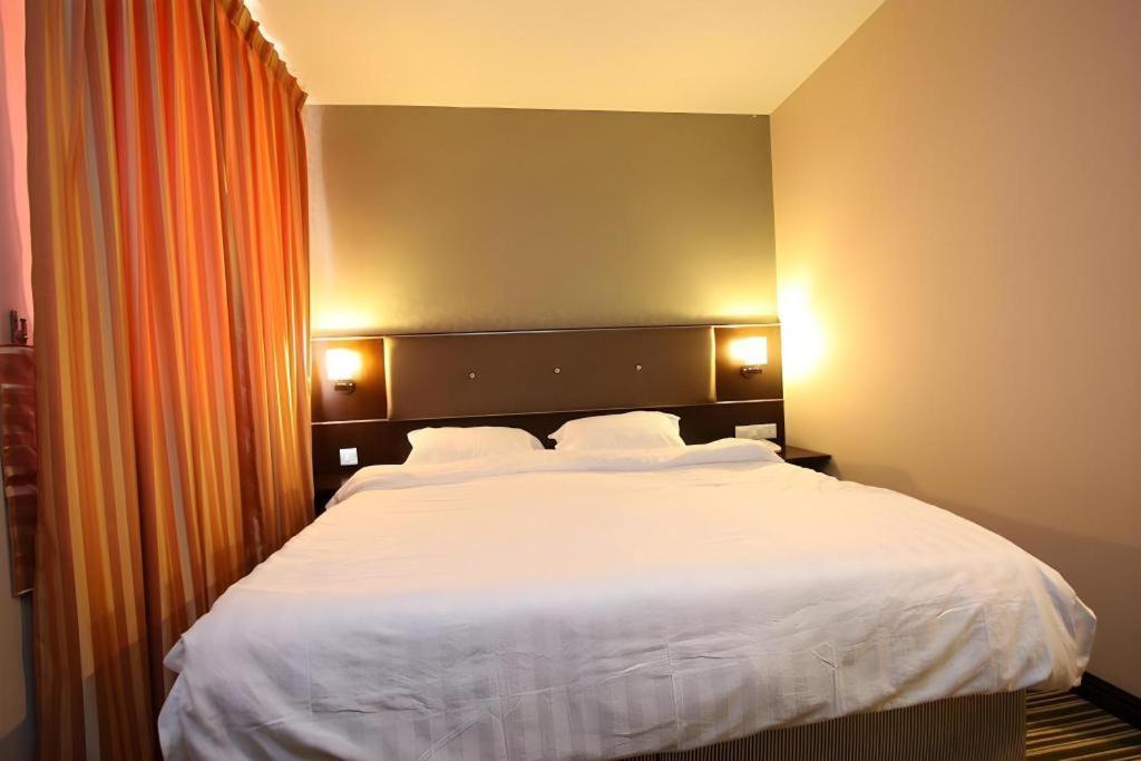 1 City Hotel Кота-Кинабалу Экстерьер фото