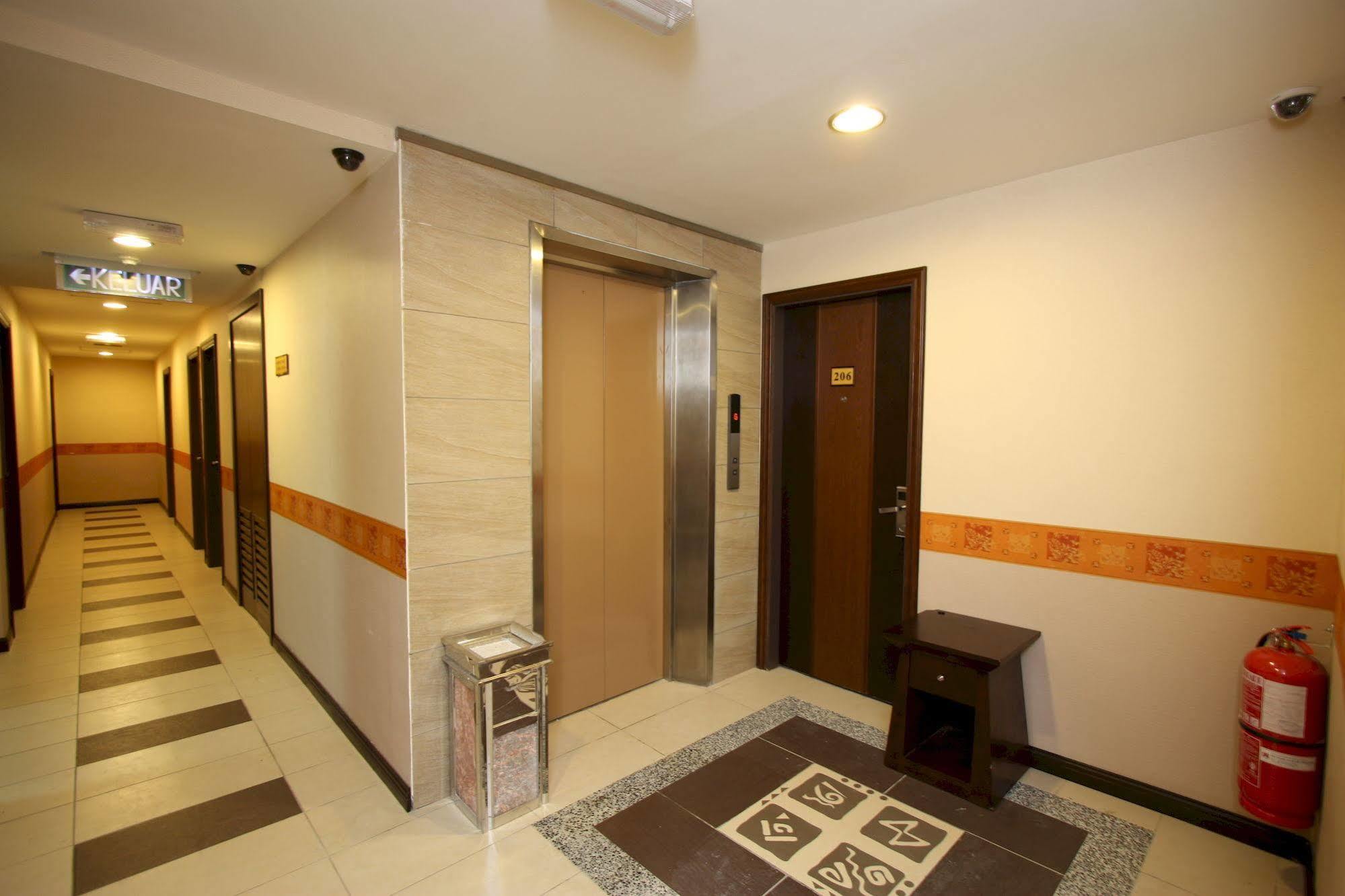 1 City Hotel Кота-Кинабалу Экстерьер фото